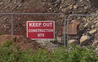 a keep out sign on a fence