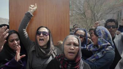 Women carrying Farkhunda's coffin