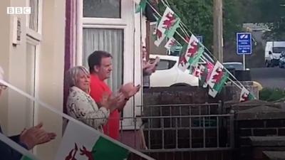 A couple applaud in Penygraig