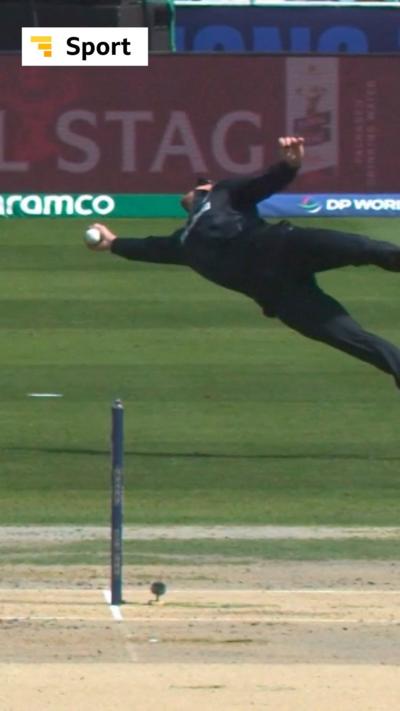 An airborne Glenn Phillips take a one handed catch