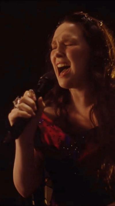Zoë Më singing