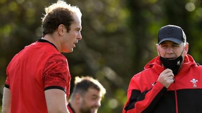 Wayne Pivac (R) watches Alun Wyn Jones