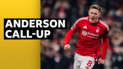 Elliot Anderson in a Nottingham Forest shirt celebrating.