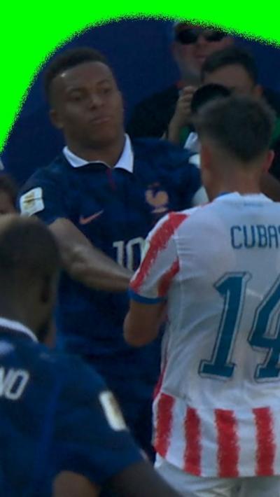Andrés Cubas and Kylian Mbappe shoving each other