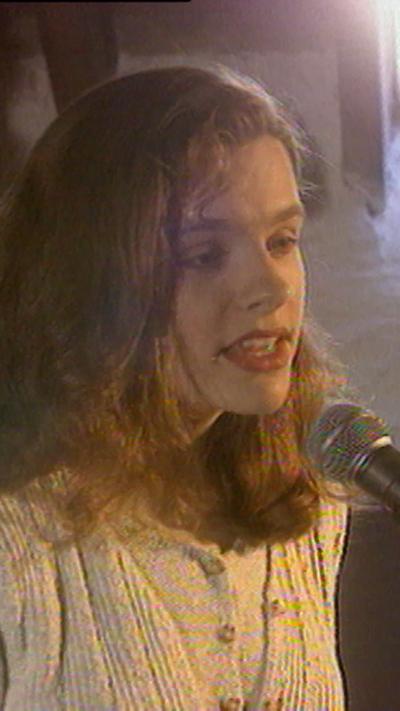 Angela NicIlleathain a' seinn ann an Goillspidh