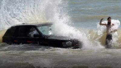 Range Rover on Felixstowe beach