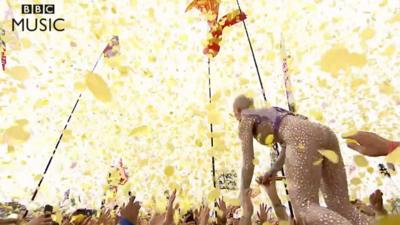 Katy Perry crowdsurfing