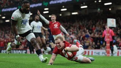 Blair Murray score try on Wales debut