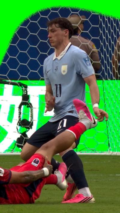 Vinas helps Arcanjo with a cramp... but then changes his mind