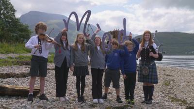 Clann aig foillseachadh iomall a' Mhòid