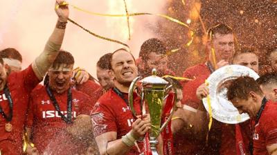 Alun Wyn Jones lifts the Six Nations title in 2019