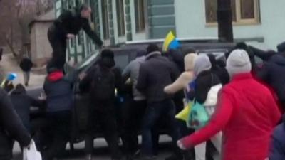 People in Kupiansk surround vehicle