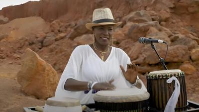 Jigeen Ñi band member playing a drum