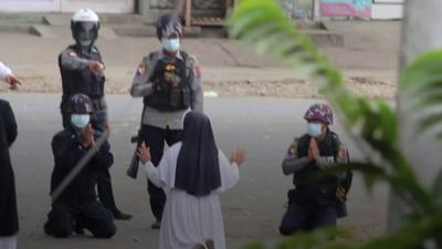 Catholic nun kneels in front of police in Myanmar