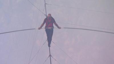 nik-wallenda-tightrope.