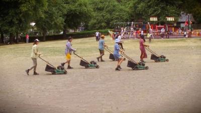 Synchronised lawnmowing