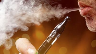 Bubblegum and sweet flavoured e-cigarettes should be banned as they "recruit" children, health officials say.