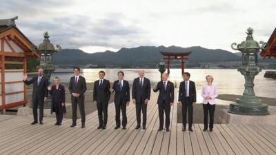 G7 leaders unsure whether to wave during group photo