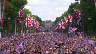 Crowds at the mall in London