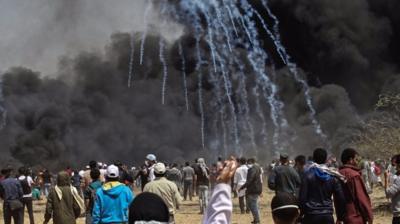 Tea gas falls on protesting Palestinians