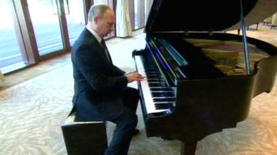 Putin plays piano