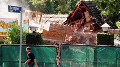 Bulldozers destroy OJ Simpson's home in 1998