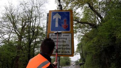 Cleaning a road sign