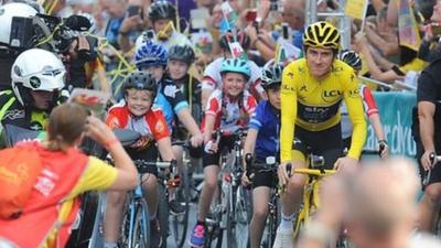 Geraint Thomas riding through Cardiff