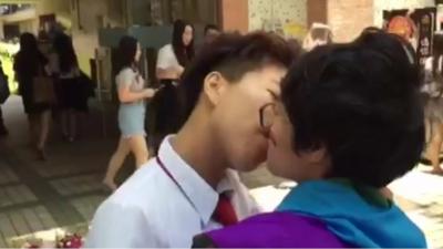 Huang Yang and Wang Xiaoyu kissing