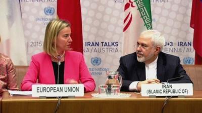 Iranian Foreign Minister Mohammad Javad Zarif (r) and European Union High Representative for Foreign Affairs and Security Policy Federica Mogherini