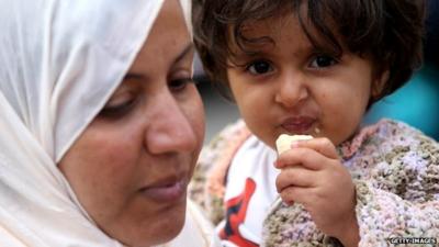 A mother and daughter who had arrived with migrants by train from Hungary arrive in Munich railway station