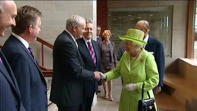 Queen shakes the hand of Martin McGuinness