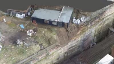 image of the rubble after the fall on the tracks