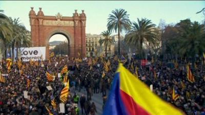 Supporters greeted Artur Mas as they arrived at Catalonia's superior court