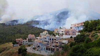 Wildfire near Spanish homes