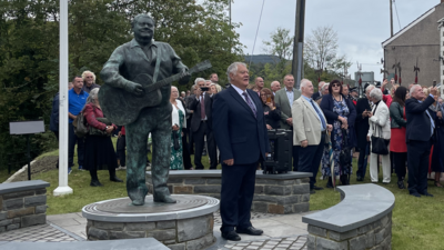 Max Boyce next to the bronze statue of himself