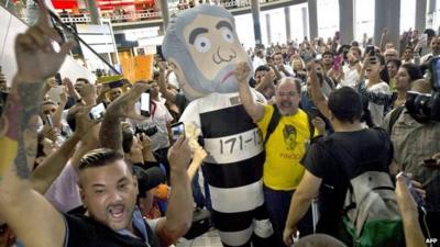 Opponents of former Brazilian President Luiz Inacio Lula da Silva demonstrate in front of a Federal Police station in the airport of Congonhas, Sao Paulo, Brazil