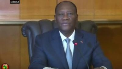 Mutinous soldiers in Ivory Coast have released the country's defence minister after detaining him for two hours in a standoff over pay.