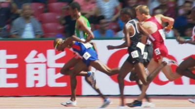 Mo Farah survives stumble in 5,000m