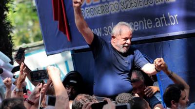 Lula carried by supporters