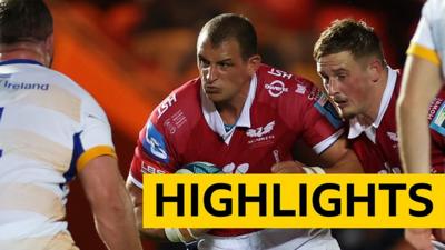 Aaron Shingler of Scarlets in action against Leinster