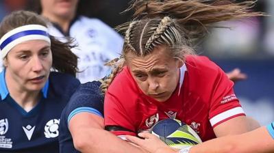 Hannah Jones attacks for Wales