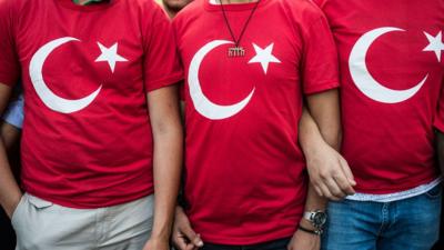 Supporters of president Erdogan wear t-shirts with the Turkish flag.