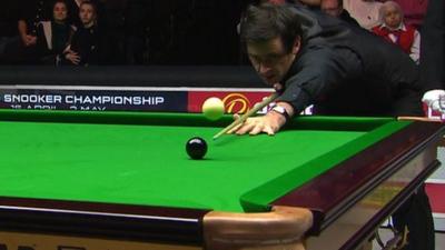 Ronnie O'Sullivan miscues the black at the 2016 Masters