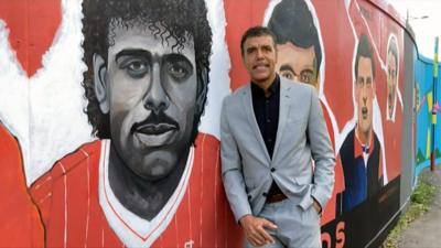 Chris Kamara with the mural