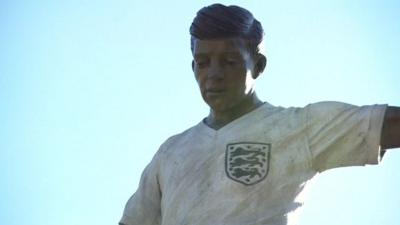 Statue of Duncan Edwards in Dudley