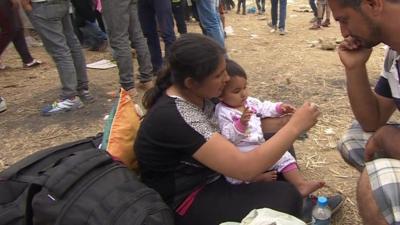 Afghan migrant Sami Khazi Khani (r) with his wife and daughter near the Serbian-Macedonian border