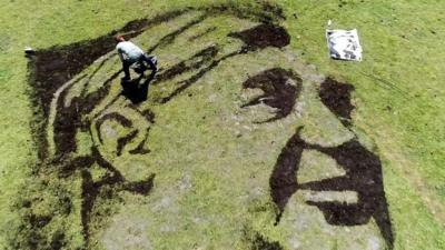 The soil and dust artwork marks the end of the Bevan Festival 2018 in Tredegar honoring his life.