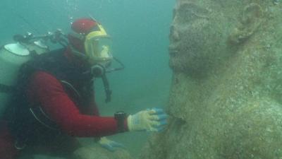 diver with statue