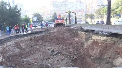 Sinkhole opens up in suburb of Philadelphia - BBC News